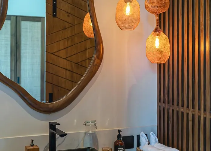 Yellow Moon, A Tropical 3br Sanctuary In Uluwatu