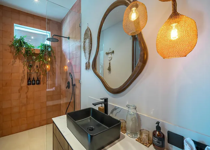 Yellow Moon, A Tropical 3br Sanctuary In Uluwatu